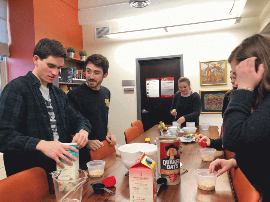 With the help of the Office of Sustainability, students prepare a sustainable and tasty snack.