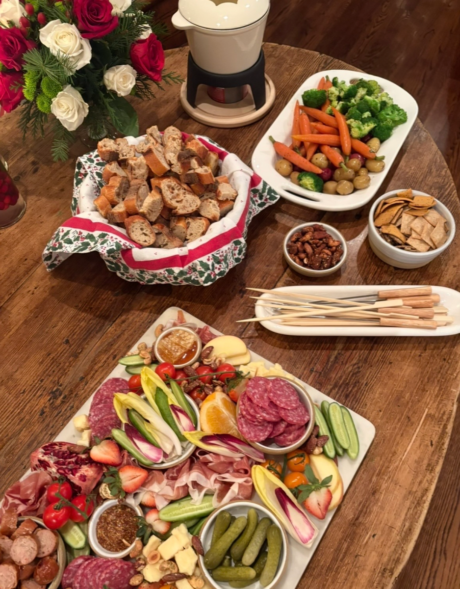'Gate Plate: Fondue Sticks Friends Together